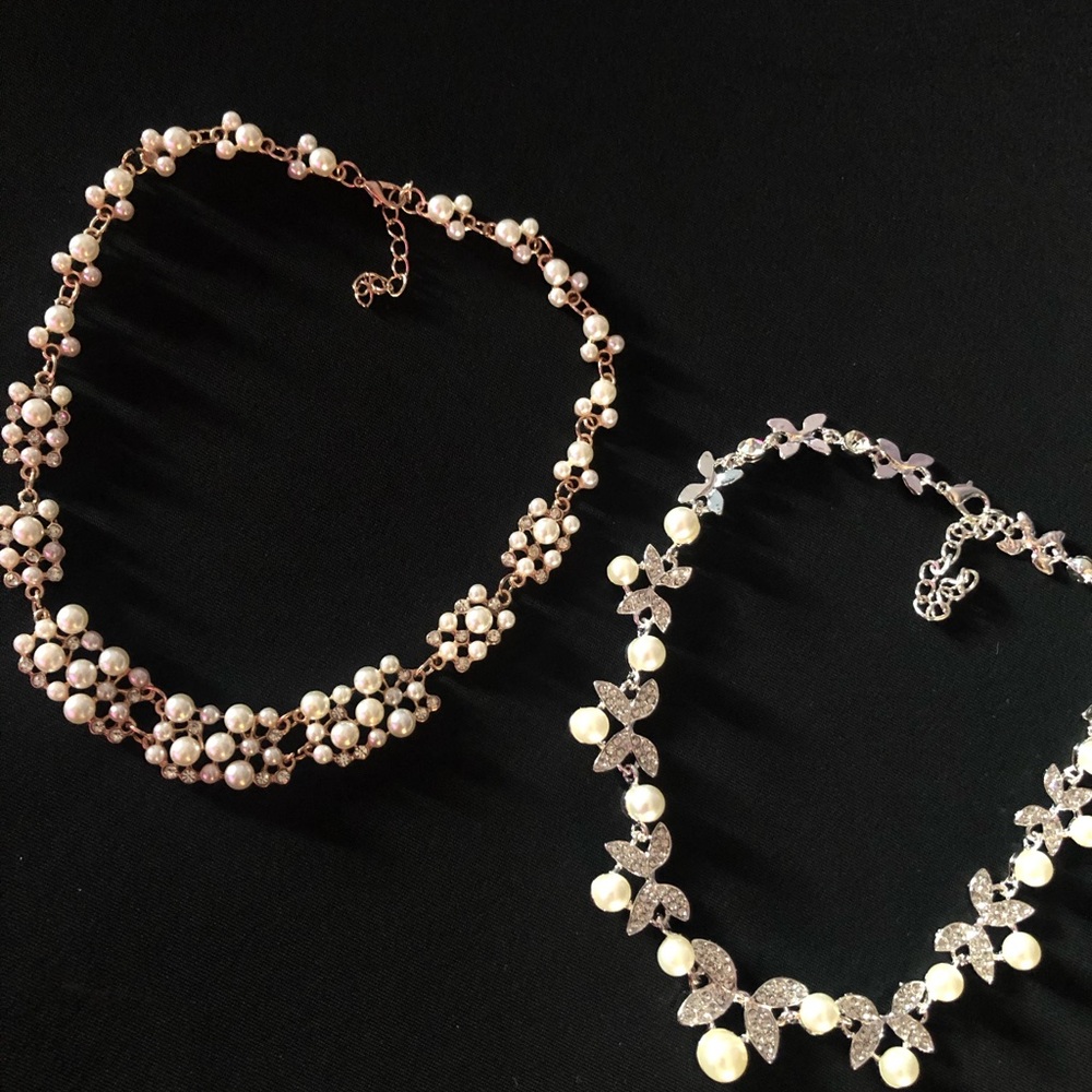 2 Women’s pearls choker necklace